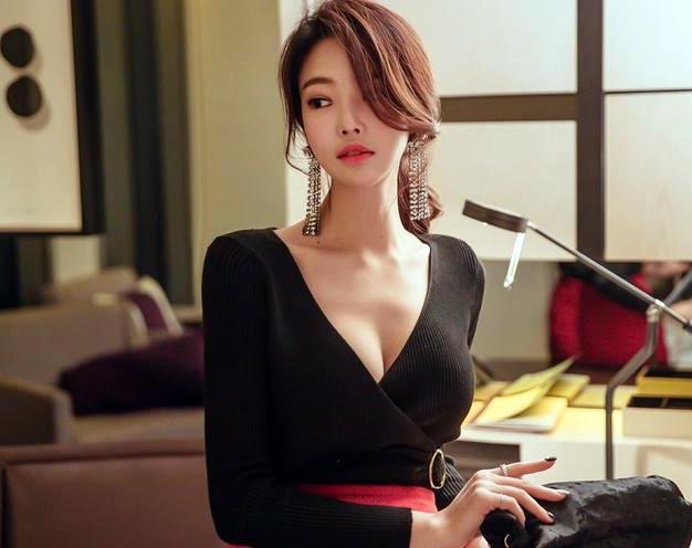 小姐姐穿黑色深V搭配包臀裙, 温柔大方, 穿出优雅女人味!