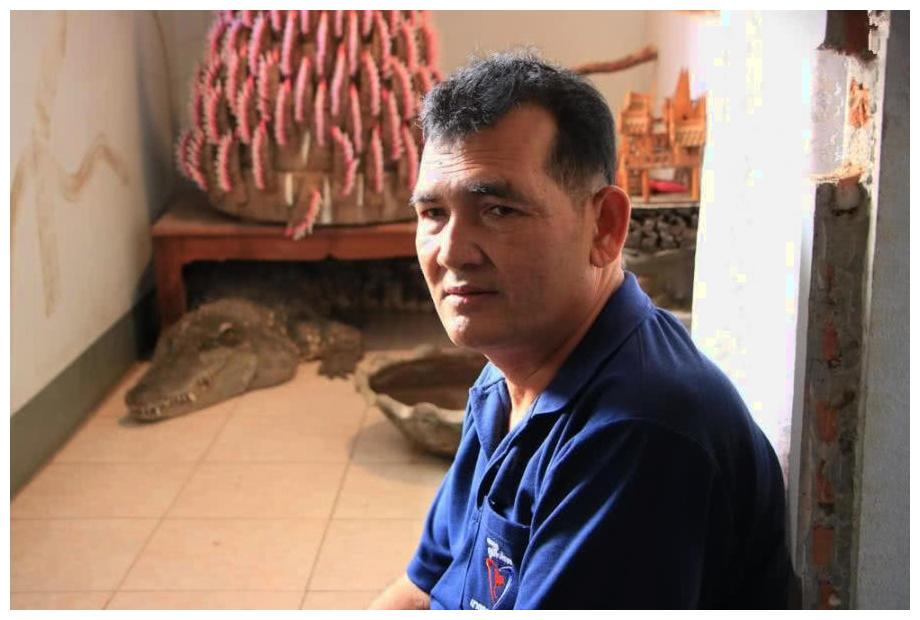 大叔把鳄鱼视如己出, 日常相处如父如子, 日子转眼就是20载!