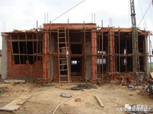 大叔农村建别墅, 地基钢筋用量却吓坏邻居? 50万的地基你见过?