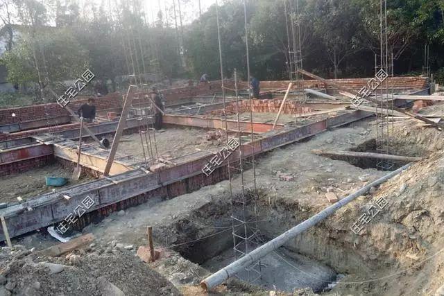 湖南农村40万自建房, 平层加阁楼美观又实用, 就是防盗窗太尴尬?