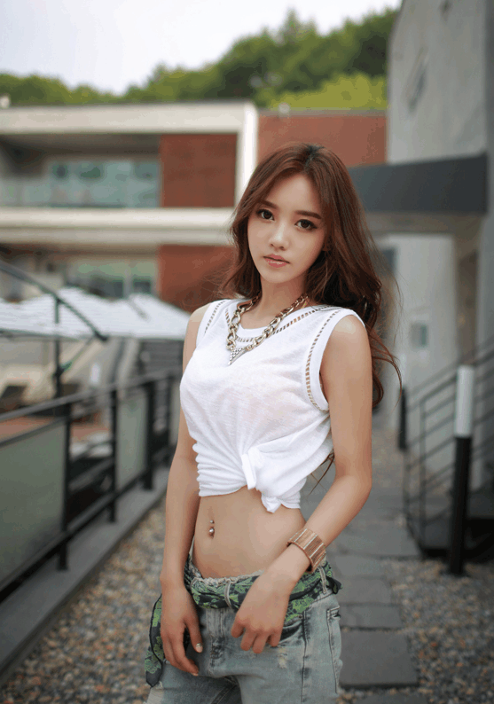 时尚清新的美女, 穿出苗条身姿, 魅力十足, 尽显好看气质