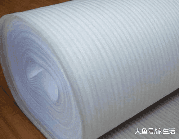 地板装修不流行打龙骨了, 如今老师傅这样铺地板, 隔音又防潮
