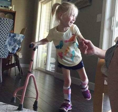 脑麻小女孩术后开心走路, 全靠残疾狗狗一路相伴, 女孩: 有你真好