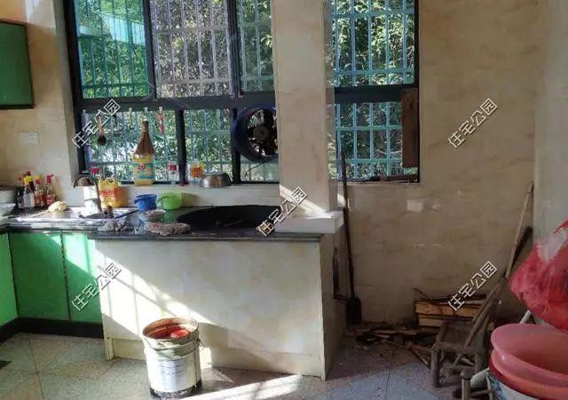湖南农村40万自建房, 平层加阁楼美观又实用, 就是防盗窗太尴尬?