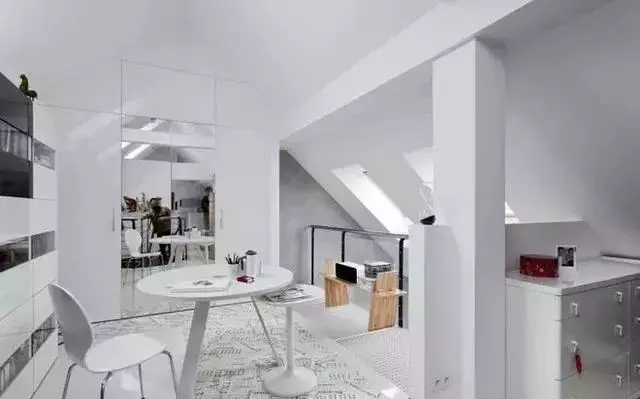 上海帅哥打造loft公寓, 这斜面设计, 小心撞到头!