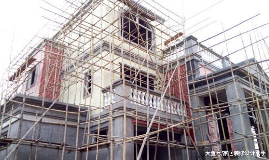 游子回农村老家狂砸50万建别墅, 九阶入户台阶成笑柄, 羞的不敢回家