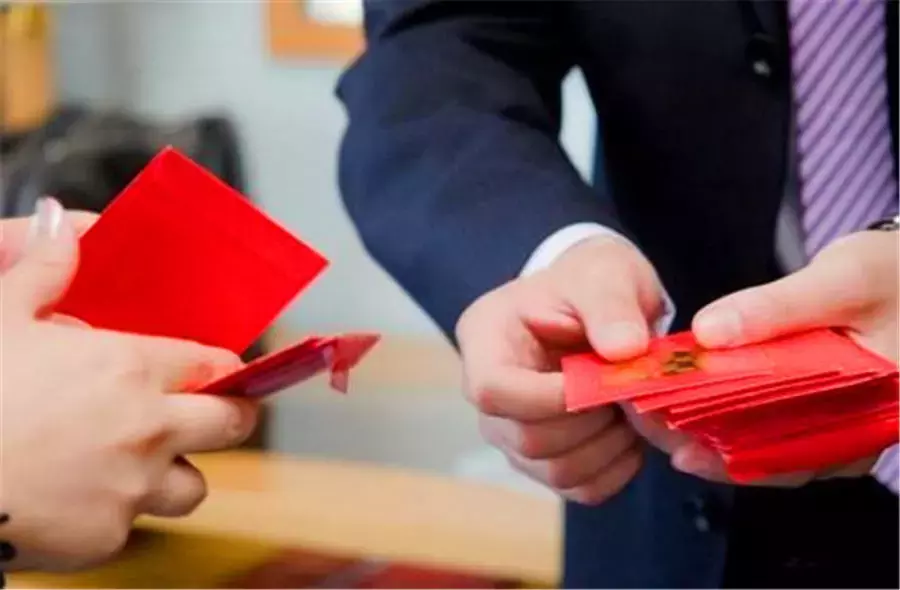 为什么亲戚偷偷塞钱给你, 还不让你告知父母? 其实有2种“企图”