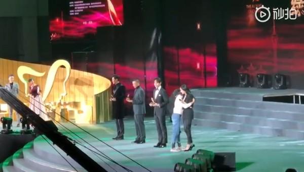 杨幂离婚6天首出声: 我会好好走下去, 粉丝上台送爱的抱抱