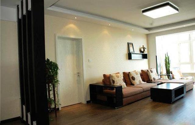 亲戚120平新房装修完 30多米大的客厅 喜欢电视墙的设计