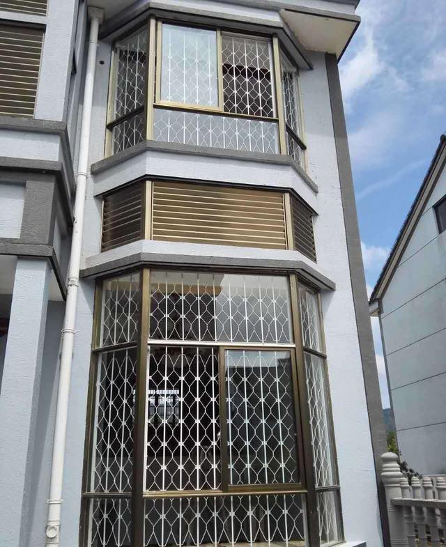 别傻了, 现在谁家阳台还装推拉窗, 如今流行这种的, 空间大! 实用