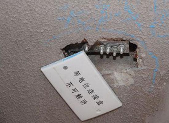 做了30年的老电工告诉我, 卫浴间没装这个很危险! 非常值得收藏!