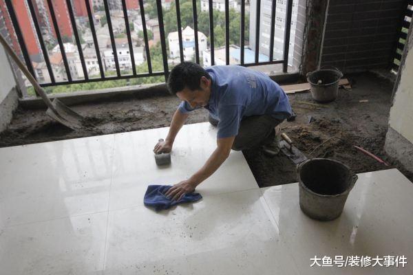 越来越多家庭不用水泥贴瓷砖, 他们都用这种代替, 至少省一半费用
