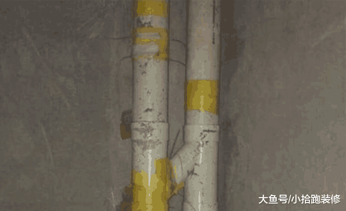 拆除结束, 发现下水管破了, 而师傅的处理方法, 让我很恼火