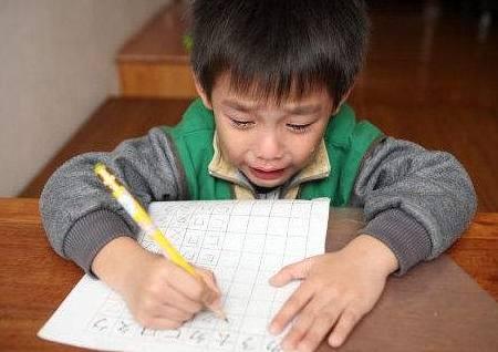 孩子哭诉名字太难写, 考试88笔根本写不完, 网友: 其实父母文化低