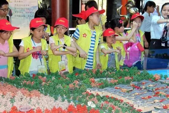 父母带孩子参观豪华别墅 激发孩子成功欲