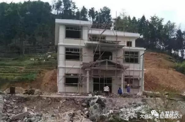 小伙花40万建的农村别墅, 主体刚完工, 邻居却说这是要玩命啊?
