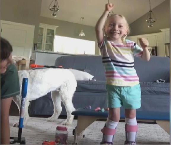 脑麻小女孩术后开心走路, 全靠残疾狗狗一路相伴, 女孩: 有你真好