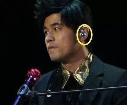 「演唱会」演唱会上, 原来歌手耳朵里戴的不是“耳机\, 网友: 长见识了!