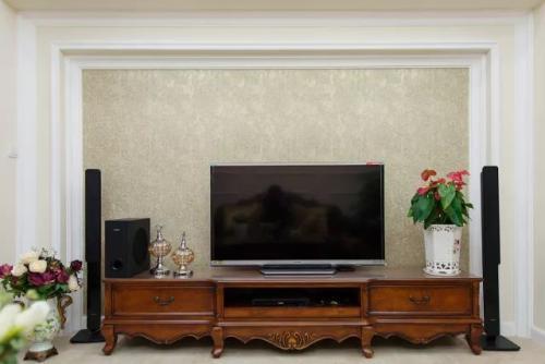 客厅装修不要装电视墙了, 越来越多人家里都这样做, 省钱又好看!