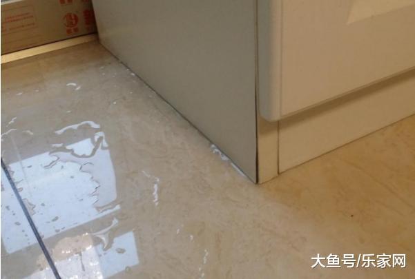 师傅偷懒, 装地暖没做这1步, 现在家里水漫金山, 只好全拆掉