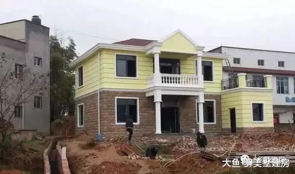 小伙负债20万回农村给父母建别墅, 邻居疑问这是孝顺还是攀比?