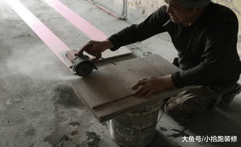 地砖上墙担心后期会出问题, 不过看到师傅这样做, 我放心了