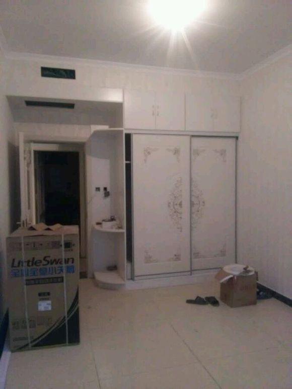 新房硬裝差不多完工了, 還沒打掃, 裝了半圓衣柜, 好漂亮