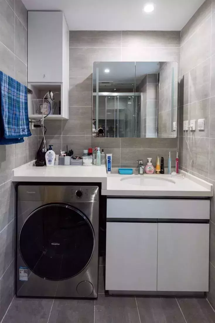 家里的洗衣机放在哪里? 小户型可以试着把它放进卫生间