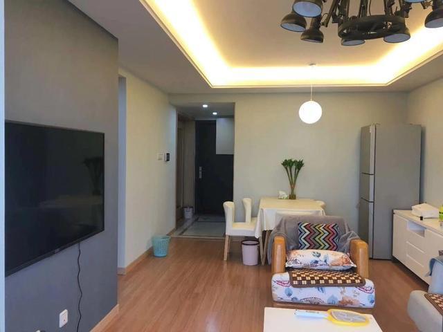 新房通风了一个月, 刚入住的85㎡新房, 客厅的原木地板很温馨