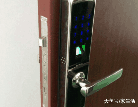 有钱人家里几乎不用指纹门锁, 问完师傅原因, 懊悔没早点知道