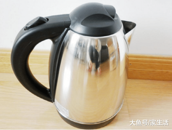 为什么有钱人从不用这种电热水壶? 听师傅一说, 下次不会再用了