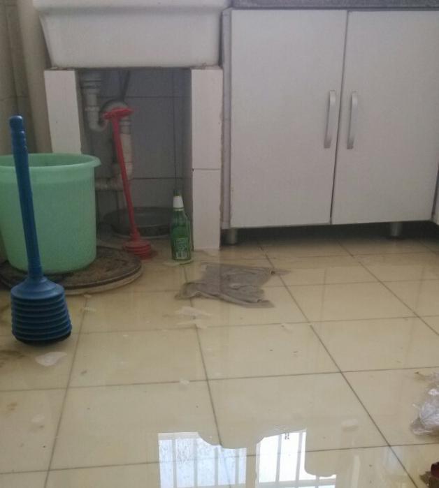 新房入住最失策的一件事, 厨房装修没有装地漏, 如今麻烦事一大堆