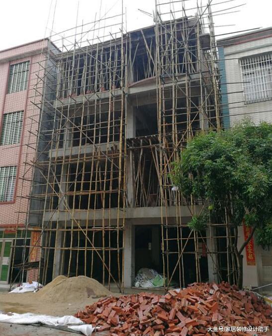 右边邻居建三层、左边邻居建四层、我建五层惹得左右邻居眼红、嫉妒