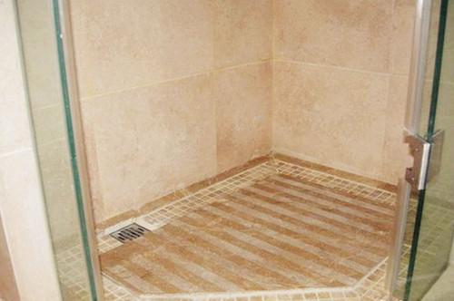 头一次见淋浴房地面做拉槽处理, 洗澡地面不积水全靠它!