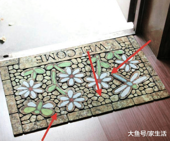 家里万万别这样摆放地垫了, 有钱人都不这样做, 懊悔没早知道