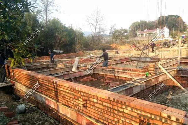 湖南农村40万自建房, 平层加阁楼美观又实用, 就是防盗窗太尴尬?