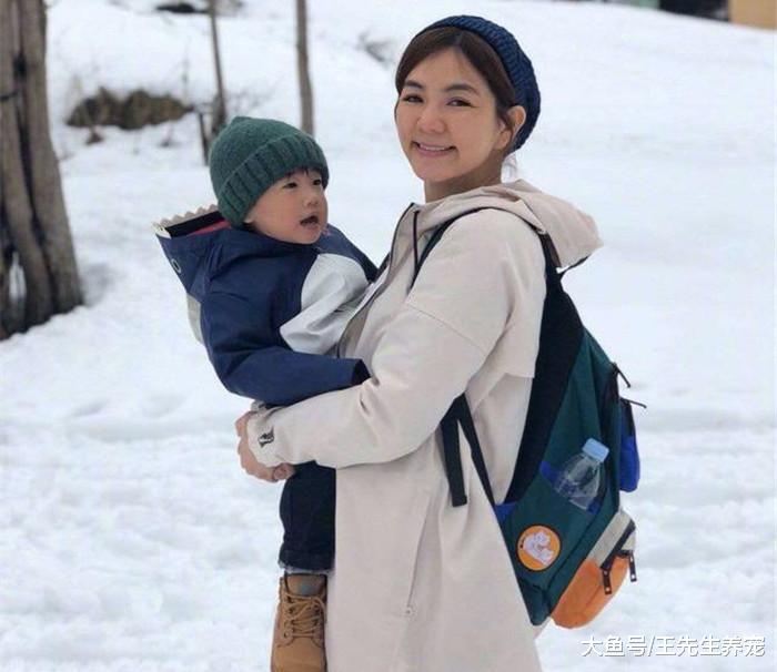 37岁Ella晒一家3口游玩照, 曾经的假小子已有皱纹, 亲宝宝显幸福