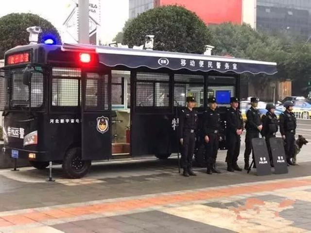 警犬早起出发执行任务, 忍不住打了个大哈欠, 隔壁警犬默默偷笑!
