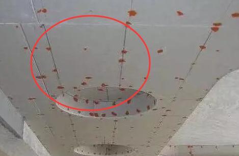入住不到3年的房子, 天花板上出现了很多红点, 这到底是怎么回事