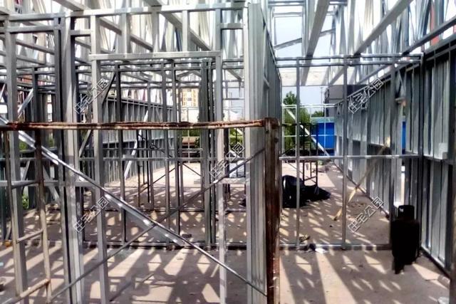 农村平房加层用轻钢, 老旧平房变现代时尚幼儿园, 前后对比太惊人