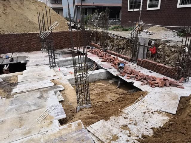 农村小伙盖房发现钢筋歪了10公分? 这施工队太马虎, 赶紧给钱走人