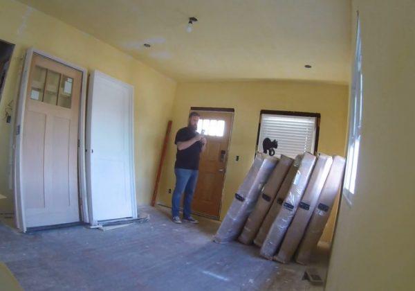 承包商发现屋主猫咪 拍照抱抱样样来 十足猫奴超可爱!