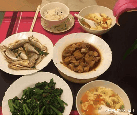 带你看看惠英红现实的家, 平时饭菜真简单, 看不出是明星的家