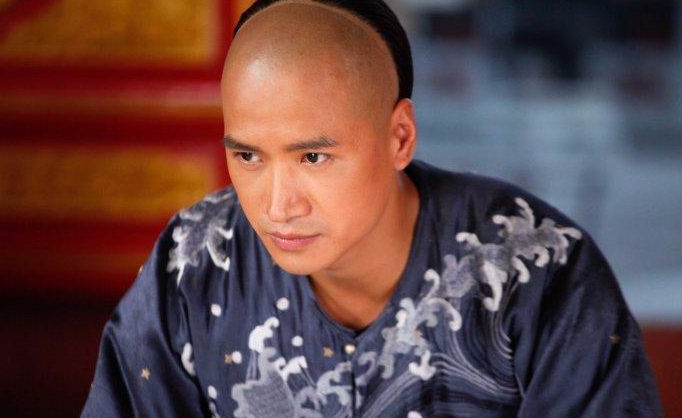 康熙试探皇太子后大怒，废了后却再立他，而这位阿哥一直隔岸观火