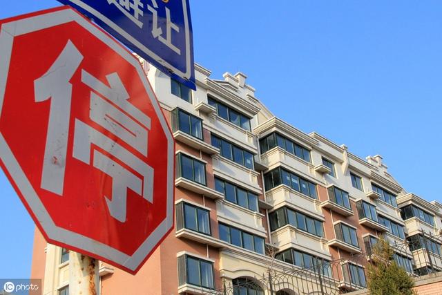 房价已经大降，炒房者被套牢，一个月降价44%，但房子还是卖不掉