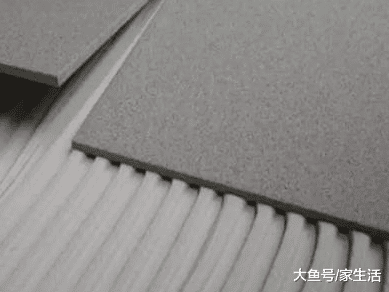 聪明人贴瓷砖都不用水泥了，都流行这样装了，实用又美观