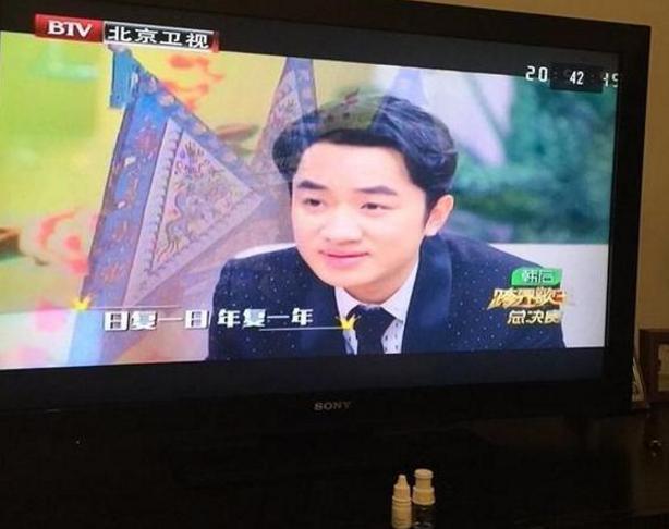 任重晒自己的豪宅，平时在家也喜欢看综艺节目，生活中从不吃快餐