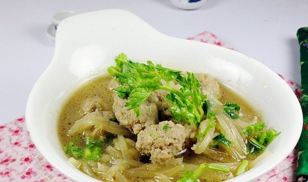 萝卜丝汆丸子，特别好吃，老人小孩都爱吃