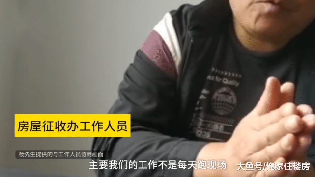 拆迁补偿未谈妥，拆迁办趁他出差“偷拆”，并说是大风刮倒的！