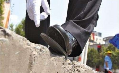 502胶落后了！中国新研发“电焊胶”，什么都能粘，一滴牢固永不开